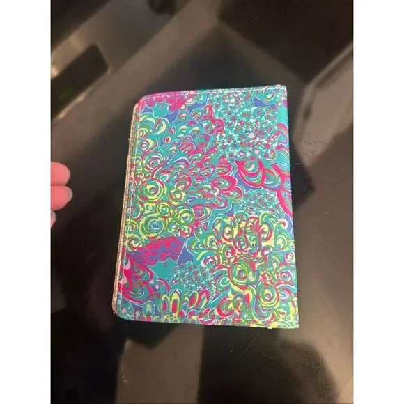 Lily Pulitzer passport and card holder - Picture 3 of 5